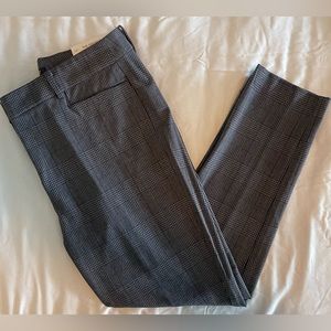 NWT NEVER WORN Loft Skinny size 12P slacks in a gray pattern.